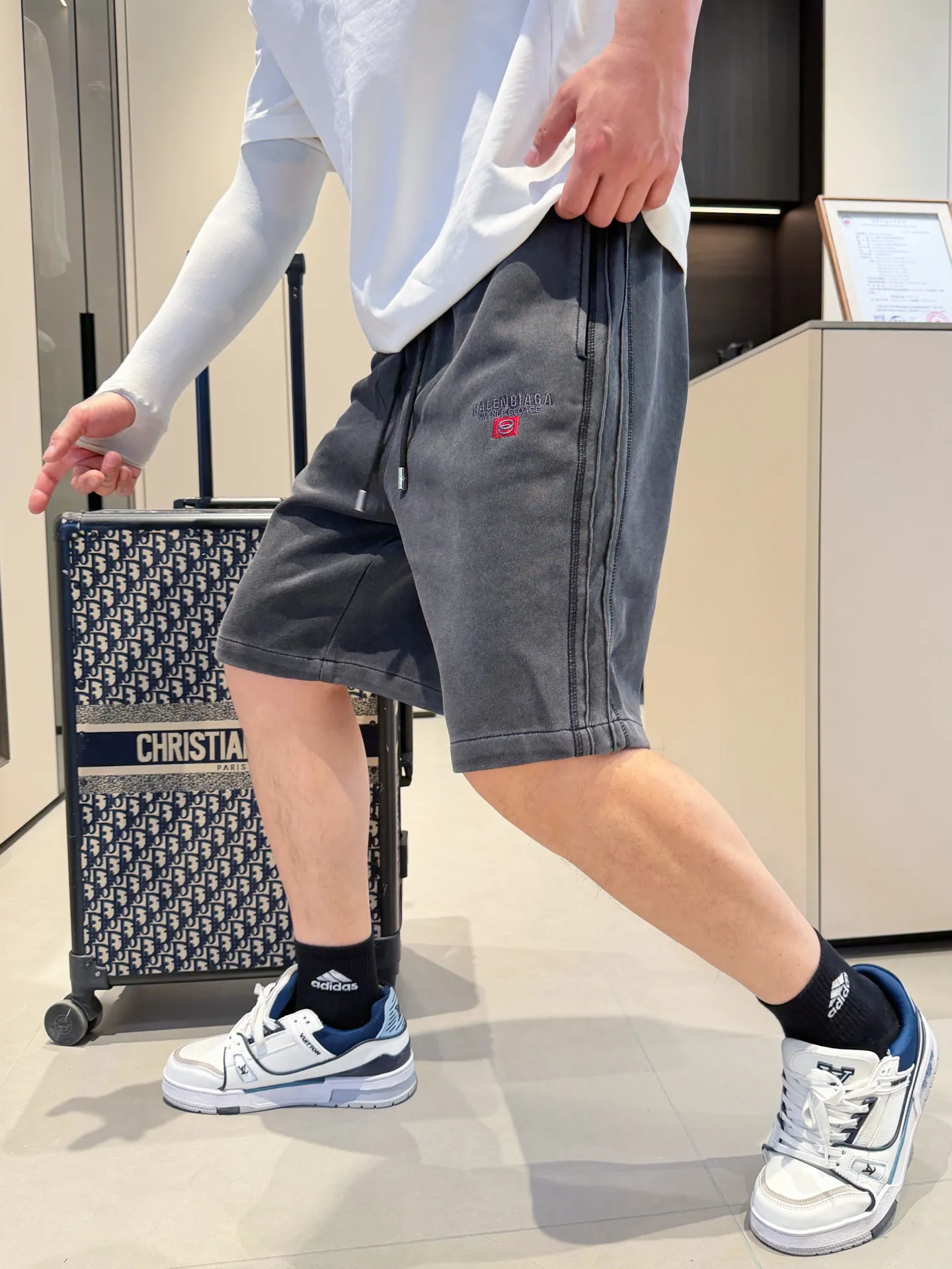 Balenciaga's three-standard complete 2026 summer New Arrival men's casual shorts, advanced custom-made Breathable fabric, Breathable fabric, extremely stretchy and comfortable, impeccable details, top-grade accessories, original logo design concept, delicate and soft feel! The upper body fit is awesome! Size: M-XXXL Please state your height and weight when ordering